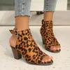 Chaussures habillées en daim léopard imprimé sandales féminines talon chunky rivet creux talons romains fête décontractée la cheville boucle pêche bouche fille