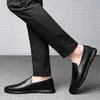 Sapatos casuais cocôs de homens homens genuínos masculinos de couro confortável de condução de tênis leves de verão 2024