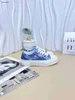 Nuevas zapatillas para bebés Design de mezclilla azul Zapatos para niños Tamaño 26-35 Cajas Cajas Casco Tablero Zapatos Boys Shoes 24 abril