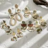 Aensoa handgjorda abstrakt mönsterpolymer lera örhängen för kvinnor beige akryl geometrisk lera droppörhängen ovanliga smycken 2023