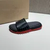 Män röda botten tofflor designer nit sandaler män glider platta skor sommarspik röd tjock sula utomhus sandal storlek 39-46