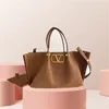 Toppkvalitetsdesigner Tygväska för kvinnor Straw Enorm Capacity Weaven Shopper Outdoor Luxury Designer Bag Triangle Plated Gold Lady Handbag Hot XB154 C4