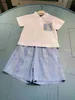 كلاسيكيات الأولاد قصيرة الأكمام مجموعة الأطفال مصمم ملابس ملابس الطفل مقاس 90-150 سم قميص بولو واختلاس التصميم الأزرق 24 أبريل