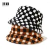 秋の冬の黒と白の格子縞の帽子ファッションカジュアルアウトドアウォームフェイクファーカップル盆地帽子