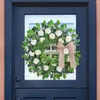Dekorativa blommor sommar vit hortensia kransdekoration liten grön blad dörr hängande utomhus rotting jul med ljus