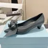 2024 Summer Nowa dekoracja kwiatów Kitten High Heels Komentalne płytkie usta modne i eleganckie grube buty na pięcie