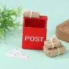 1set 1:12 Dollhouse Mini Letter Box Mailbox med Mail Sack Vykort Modellmöbler Tillbehör för Doll House Garden Decor Toys Toys