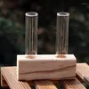 Vases en verre à essai en bois