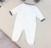 Klassiekers pasgeboren jumpsuits ontwerper peuter bodysuit maat 59-90 cm knappe stropdas decoratie zuigeling kruipende pak 24april