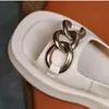 Sandálias 2024 verão elegante feminino bege moda de forma grossa sapatos de praia de metal de metal aberto fêmea casual