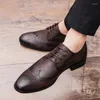 Casual Shoes Men Business Lace Up Oxfords Classic Brogue Brand Bekvämt modeläder för bröllopsfest