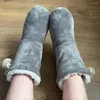 Pantoufles chaussettes de coffre de sol en peluche molle épaissie d'hiver épaissie hiver mâle femelle chaussures intérieures à froid à l'épreuve