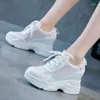 Fitnessskor 2024 Kvinnor kilplattform gummi brogue spets upp hög häl ökar vita silver sneakers zapatos de mujer plataforma