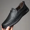 Sapatos casuais para homens genuínos de couro de verão Hollow out street plana cool microporous slip-on mocassins