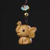 Nouveauté mignon en bois naturel fait à la main sculpture en bois chanceux éléphant keychain Pendant Car Chain de chaîne