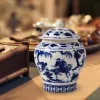 Vaso de flor decorativo chinês de jarra de gengibre cerâmica com tampa de porcelana azul e branca para decoração de restaurante ornamento