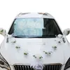 Fleurs décoratives blanc belle atmosphère avec décoration de fleur de voiture de mariage fausse et plantes gaze