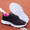 Lässige Schuhe Frau Sneaker 2024 Atmungsaktives Wandergnetz Schnüren flache Frauen Tenis Pink Black White Running for for