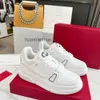 Sneakers de créateurs Nouveau entraîneur authentique petit cuir blanc blanc de haute hauteur épaisse semelle des chaussures polyvalentes décontractées pour hommes v7rd