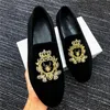 Chaussures de robe de marque britannique Nouveau arrivée hommes broderie chaussures de mariage pics pics noirs en velours rivets chaussures plates taille38-44
