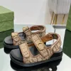 Designer kvinnor sandaler mimi dubbel g flip flops gummi tofflor geléplattform glider justerbar spänne godis färg toffel sommarstrand sandal