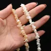 Perle di ghiaia con guscio d'acqua dolce naturale con forma irregolare e perle marroni bianche alla spaziatura sciolta, gioielli che producono orecchini