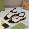 2024 Модная бренда роскошные женские сандалии с плоскими сандалиями нежные удобные летние плоские плава ноги