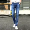 Jeans maschile 2024 autunno slim-fit piccolo dritto da uomo dritto tendenza versione coreana del foro del terreno di lavaggio