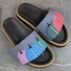 Estampas clássicas designers slides para mulheres chinelas de couro casais Summas de verão sandálias de moda piscina travesseiro mulas de tira dianteira acolchoada lenços de praia