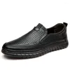 Sapatos casuais para homens genuínos de couro de verão Hollow out street plana cool microporous slip-on mocassins