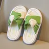 Slipperflickor tofflor 2023 Summer New Korean Childrens Edition Extern Wear Cool Large Soft Sole One Word H240411