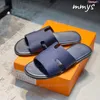 Designadores zapatillas de playa de lujo de verano Izmir Sandals Men Moda de cuero genuino Flat Flat Home Sfuffs Tlides informales Sliper