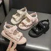 Sandals Girls 2024 Summer New Style Little Girl Fashion Scarpe Principesse Small Fragrant Childrens Soft Sole Beach H240411