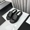 Logo Kabartmalı İşlemeli İşlemeli Kadın Terlik Kalın Sole Two C Quilted Platform Slaytlar Tasarımcı Sandalet Matelasse Kaplamalı Gül Gümüş Katır Donanım Harfleri