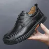 Повседневная обувь легкая и прочная кожа для мужчин Удобная антисквидная модная модная PU Flat All Seasons