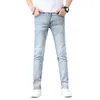 Designer de jeans masculin Couleur de lumière d'été jeans jeans pour hommes slim fit slim small pieds élastiques pantalon de mode imprimé marque élastique Q9fs