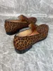 Casual Shoes Suede Leopard Print för män lågklackade loafers pekade huvudslipning på kalvskinn Welled Wedding Dress Business Single