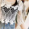 Chemises de chemisiers pour femmes Femme Hollow Out Brodemery Lace Floral Cover Up O-Neck Half Sleeve Blouse Jacquard Color Color Loose Fit Pullover Tops 240411