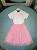 Moda Baby Tracksuits Girls Dress Ter Suit Kids Designer Roupos Tamanho 90-150 cm T-shirt de logotipo bordado e saia de renda rosa 24April