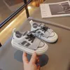 Sneakers Childrens Web Shoes 2024 Summer New Single Mesh Board fashionabla och lättviktiga Baby for Boys Girls H240411