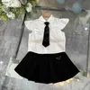 Classics Kids Designer Clothes Girls Overkirt Baby Tracks Duits Storlek 110-160 cm Campus Style Tie Decoration Shirt och veckad kjol 24April