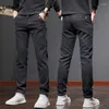 メンズパンツ秋のトレンドファッションソリッドカラーデニム男性服オールマッチの快適なポケットパッチワークスリムストレートズボン