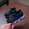 Barn sneakers barn baby flickor pojkar brev mesh led lysande strumpor sport run sneakers skor sapato infantil light up skor 240411