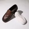 Lässige Schuhe Die erste Schicht mit dem Kuhläden -Mann Stil brauner Retro Leder handgefertigt quadratische Kopflaafer weiche Sohle