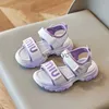 Sandals Girls 2024 Nieuwe zomer kinderprinses voor midden maat en grote soft soft sole anti slip strandschoenen trendy stijl H240411