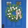 Decoratieve bloemen zomer witte hortensia kransdecoratie kleine groene blad deur hangende rattan buitenkerstmis met licht