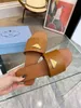 Mode Frauen Stranddreieck Pantoffeln Sandalen Schieberei-Büro-Slips Schieberegler Italien Italien Zartes braunes Gummi-Leder Einfacher Designer lässig Hotel Slipper Box EU 35-43