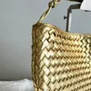 Designer Sardine Woven Bag axelväska gjord av äkta kohudmaterial med metallhandtag och klassisk vävning i kombination med elegant och fashionabla konststorlek 32 cm