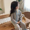 Neue Frühlingsherbst -Sets Langarmes einzelner Breastblau -Plaid -Pullovermantel+Schlinge Overalls+Strickkleidung Top für Kinder Mädchen H34170