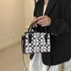 2024 Koujia Ny mångsidig bärning av konkubin Single Shoulder Crossbody Handheld Women's Fashion Trendy Bag 88% Factory Direct